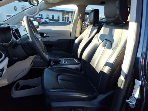 Used 2023 Chrysler Pacifica Touring-L image 9