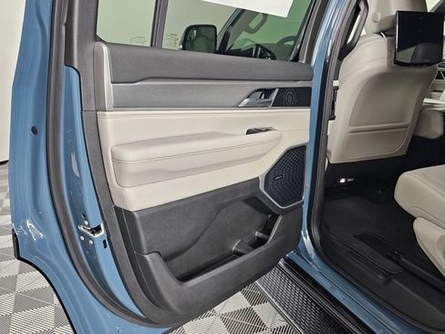 New 2026 Jeep Grand Wagoneer Limited w/ Rear Seat Video Group I AWD/4WD image 31