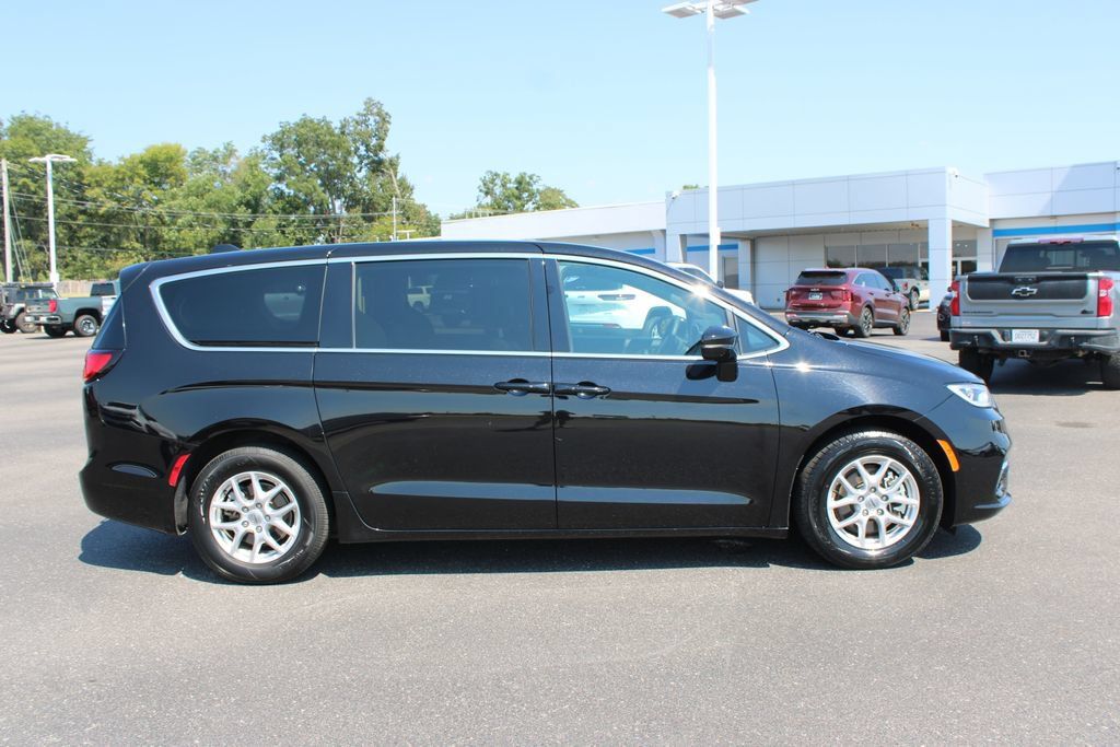 Used 2025 Chrysler Pacifica Select FWD image 11