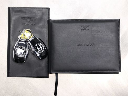 Used 2020 Bentley Bentayga Plug-In Hybrid AWD/4WD image 5