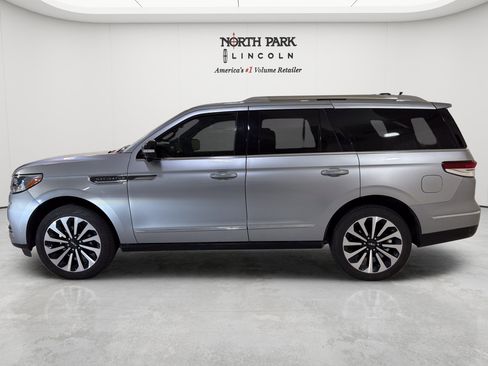 Used 2024 Lincoln Navigator Reserve AWD/4WD image 2