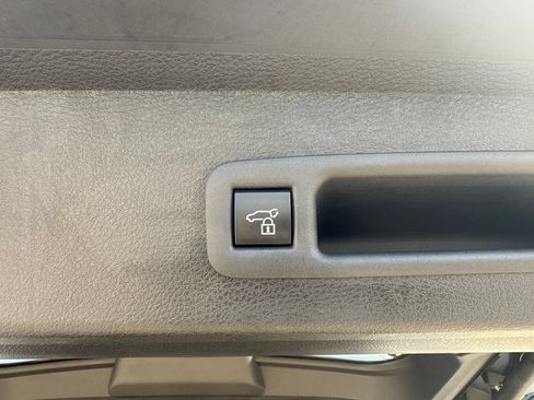 Used 2025 Toyota Sienna Limited AWD/4WD image 22