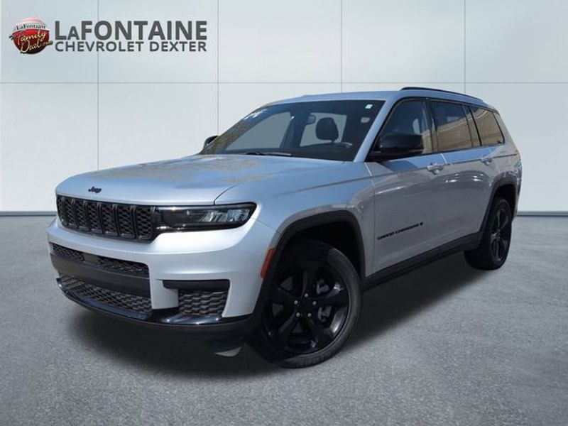 Used 2022 Jeep Grand Cherokee L Laredo image 1