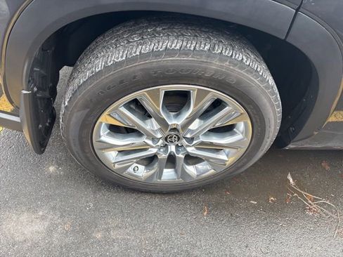 Used 2023 Toyota Highlander Limited image 9