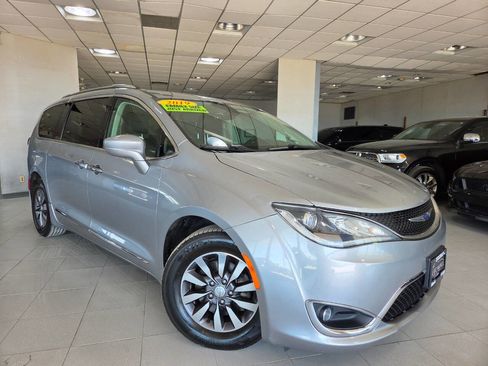 Used 2019 Chrysler Pacifica Touring-L Plus FWD image 1