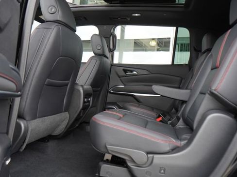 Used 2024 Chevrolet Traverse RS FWD image 25