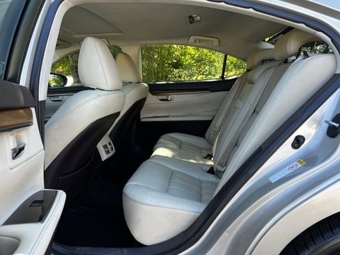 Used 2017 Lexus ES 300h w/ Luxury Package image 20