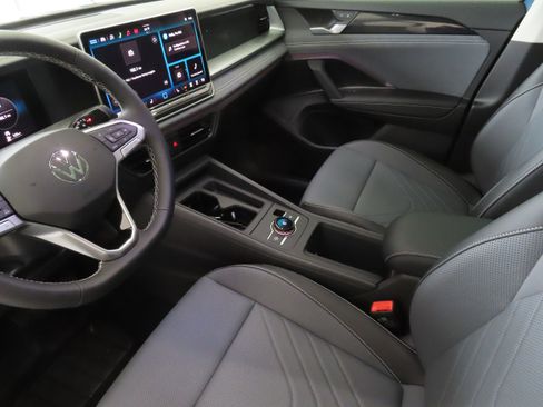 New 2026 Volkswagen Tiguan SE FWD image 22