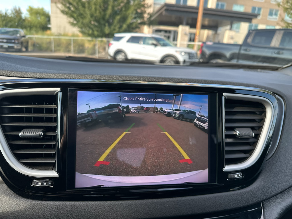 Used 2025 Chrysler Pacifica Select FWD image 26