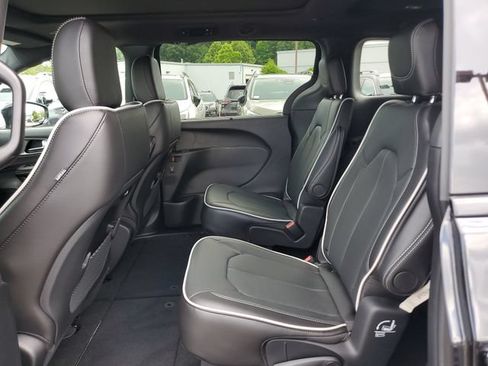 New 2027 Chrysler Pacifica Limited FWD image 13