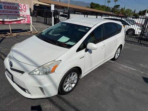 Used 2014 Toyota Prius V Five image 10