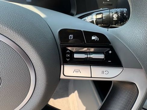 Used 2025 Hyundai Elantra SE image 9