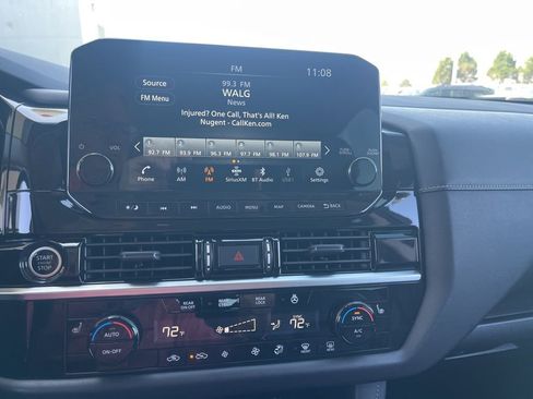 Used 2022 Nissan Pathfinder SL FWD image 17