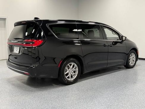 Used 2024 Chrysler Pacifica Touring-L FWD image 12