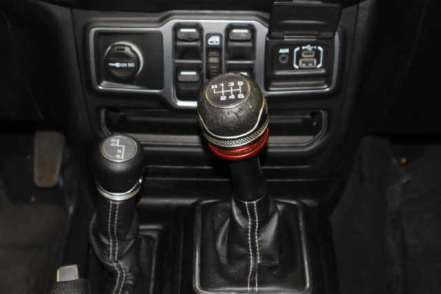 Used 2018 Jeep Wrangler Unlimited Sahara AWD/4WD image 24