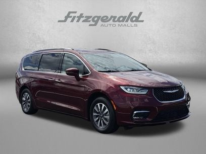 Used 2021 Chrysler Pacifica Touring-L w/ Uconnect Theater Family Group