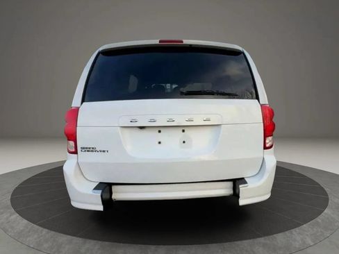 Used 2019 Dodge Grand Caravan SE FWD image 3