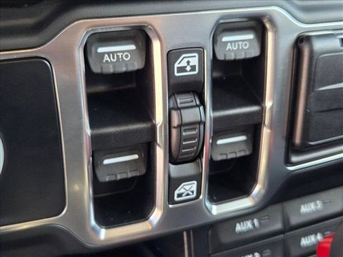 Used 2019 Jeep Wrangler Unlimited Sahara AWD/4WD image 11