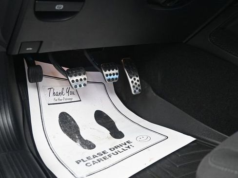 Used 2022 Dodge Challenger R/T w/ Driver Convenience Group image 15