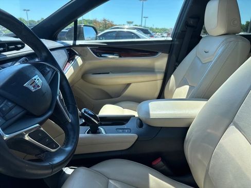 Used 2018 Cadillac XT5 Premium Luxury FWD image 17