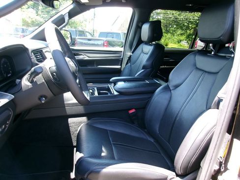 Certified 2024 Jeep Wagoneer L Series II w/ Flexible Seating Group AWD/4WD image 7