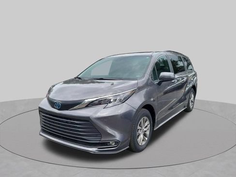 Used 2025 Toyota Sienna XLE FWD image 2