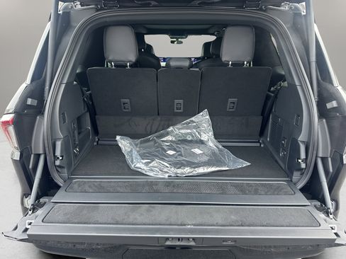 New 2026 Lincoln Navigator Reserve w/ Jet Appearance Package AWD/4WD image 7