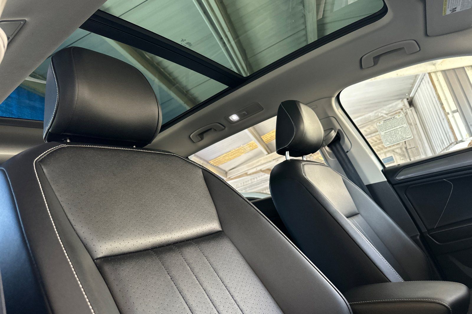 Used 2023 Volkswagen Tiguan SE w/ Panoramic Sunroof Package FWD image 18