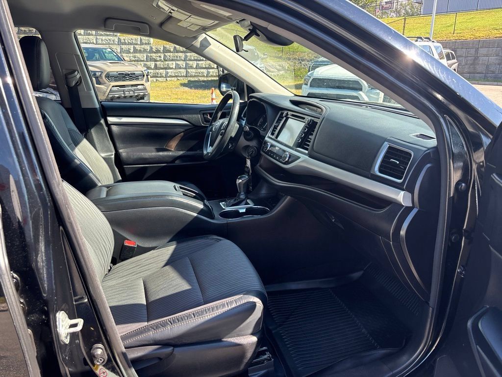 Used 2018 Toyota Highlander Plus AWD/4WD image 12