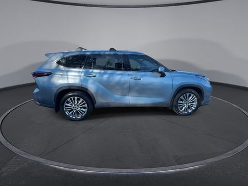Used 2024 Toyota Highlander Platinum image 18