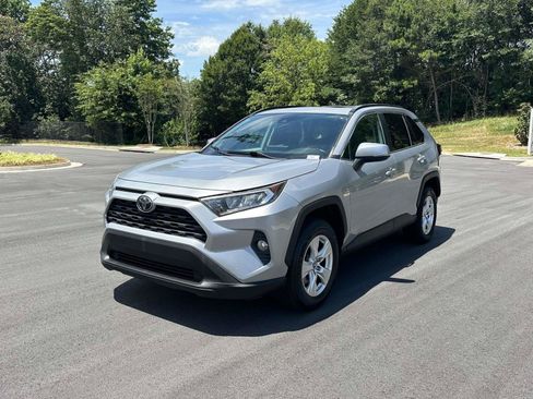 Used 2019 Toyota RAV4 XLE FWD image 3