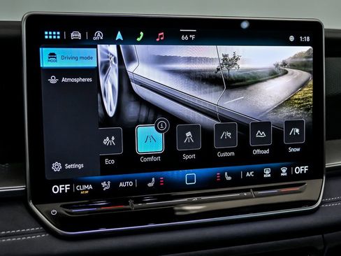 Used 2025 Volkswagen Tiguan SE w/ Panoramic Sunroof Package image 20