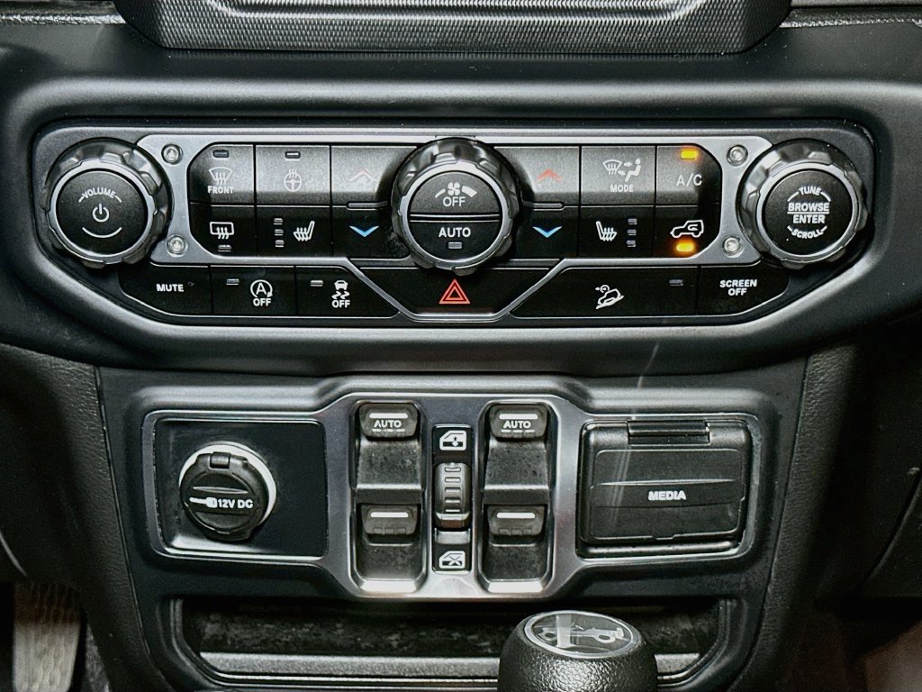 Used 2019 Jeep Wrangler Unlimited Sahara w/ LED Lighting Group AWD/4WD image 16