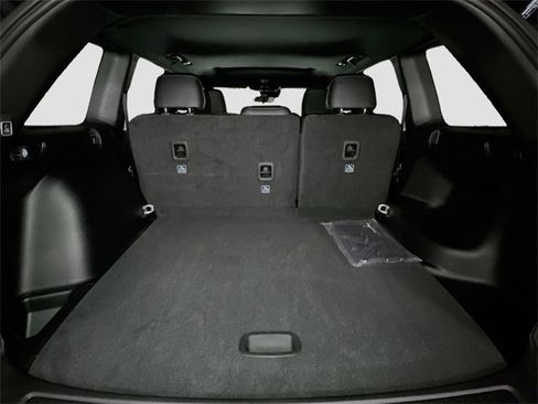 New 2025 Jeep Grand Cherokee Altitude image 30