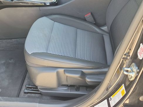 Used 2025 Chevrolet Trax LT w/ LT Convenience Package FWD image 14