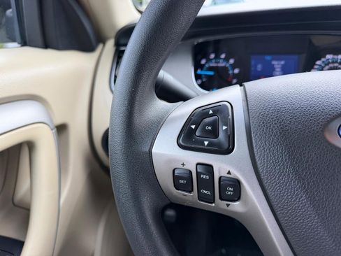 Used 2016 Ford Taurus SE image 11