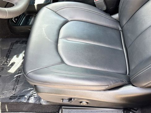 Used 2025 Chrysler Pacifica Select FWD image 19