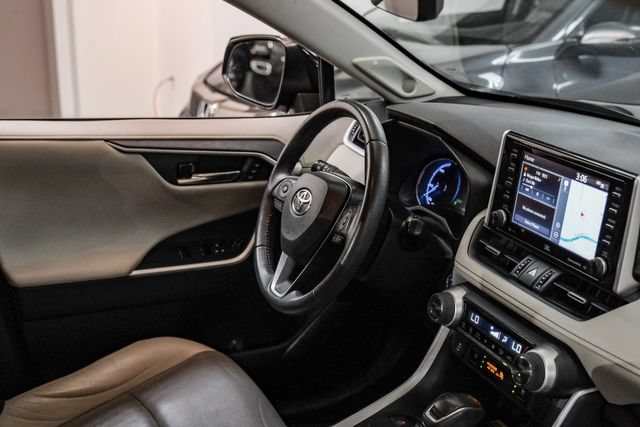 Used 2020 Toyota RAV4 Limited AWD/4WD image 16