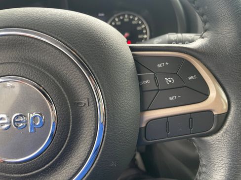 Used 2017 Jeep Renegade Latitude FWD image 18