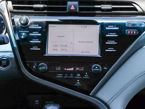Used 2018 Toyota Camry XSE FWD image 14