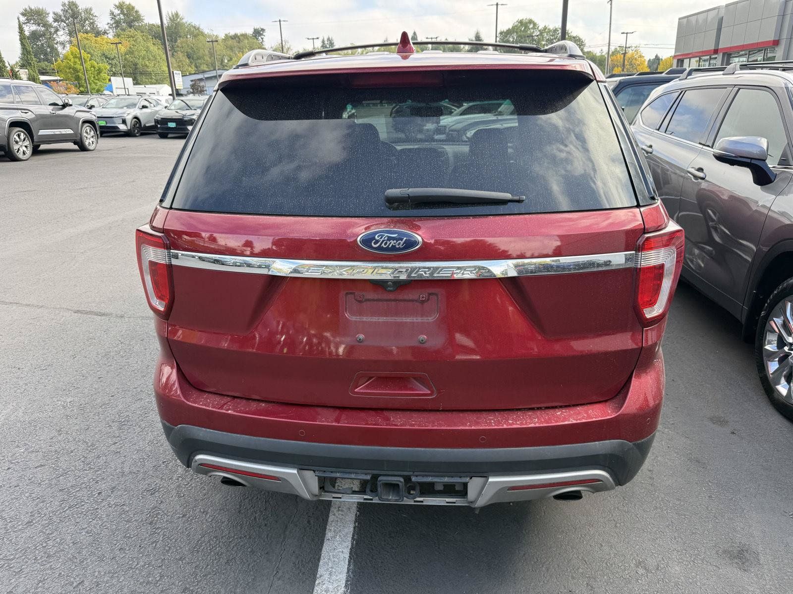 Used 2016 Ford Explorer XLT w/ Equipment Group 202A AWD/4WD image 4