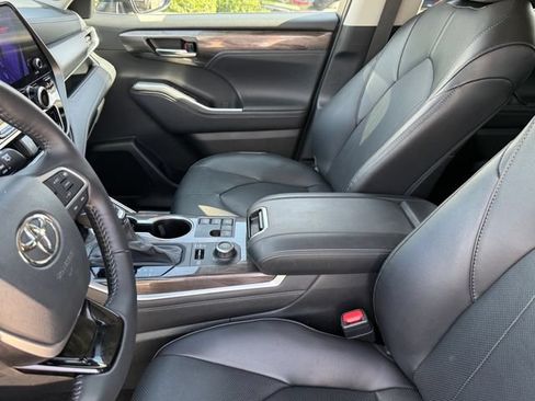 Used 2024 Toyota Highlander Limited AWD/4WD image 11