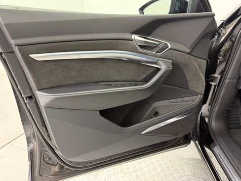 Used 2021 Audi e-tron Prestige w/ Prestige Package image 27