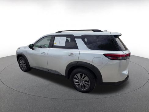 Used 2025 Nissan Pathfinder SV FWD image 8
