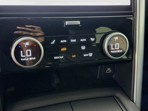 Used 2024 Land Rover Discovery Dynamic SE image 13