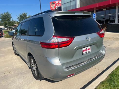 Used 2019 Toyota Sienna XLE Premium w/ Carpet Mat Package FWD image 8