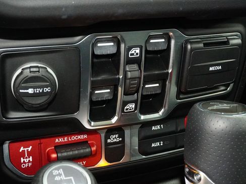 Used 2025 Jeep Gladiator Mojave w/ Convenience Group AWD/4WD image 23