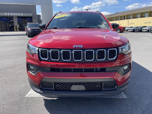 Used 2024 Jeep Compass Latitude image 2