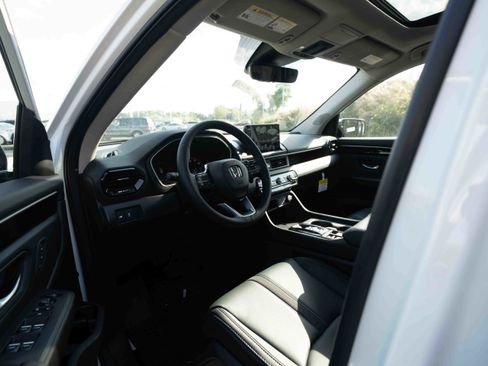 New 2025 Honda Pilot Touring image 8