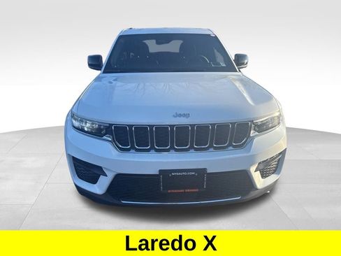 Used 2025 Jeep Grand Cherokee Laredo X image 10